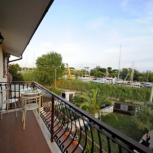  Gasthof A La Vue Bagno Condiviso Shared Both2piano No Lift No Navetta A Pagamento Aria Condizionata Ed Extra Bed 3 Minuti A Piedi Da Bus Per Fiera Di Roma